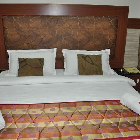 Hotel Aryaas Palayankottai Buitenkant foto
