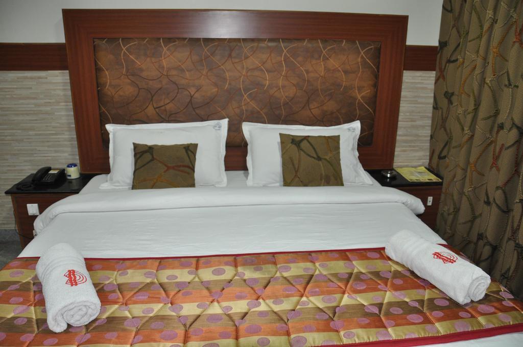Hotel Aryaas Palayankottai Buitenkant foto