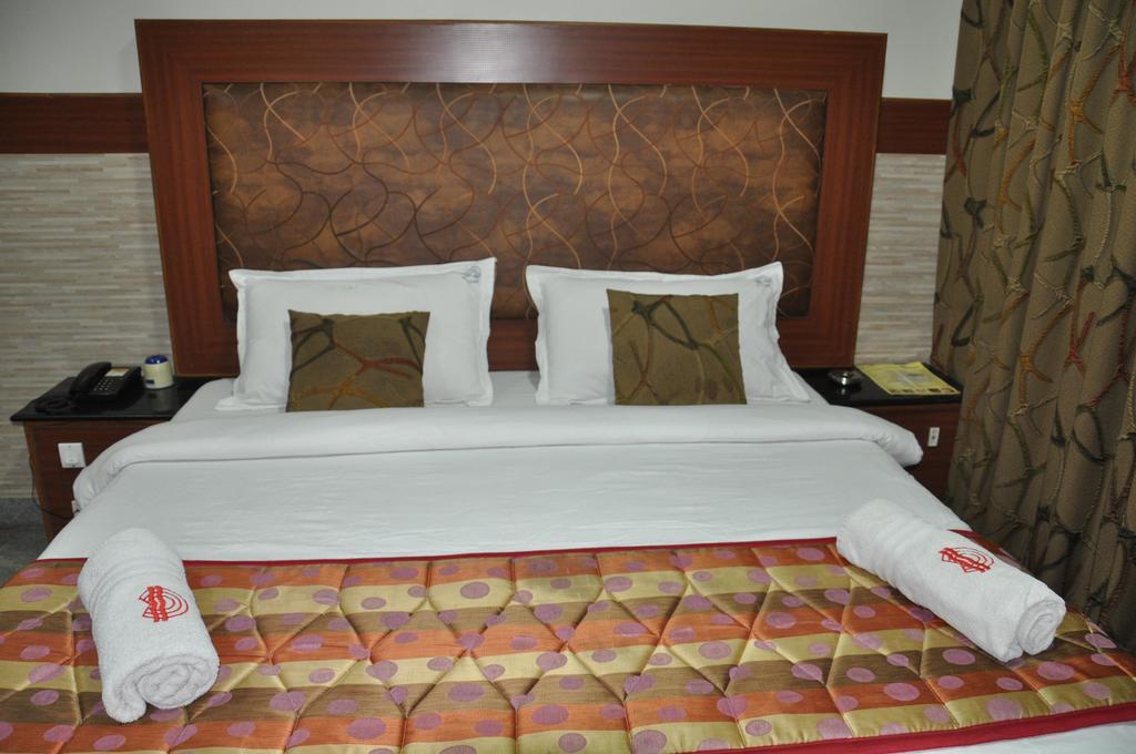 Hotel Aryaas Tirunelveli Buitenkant foto