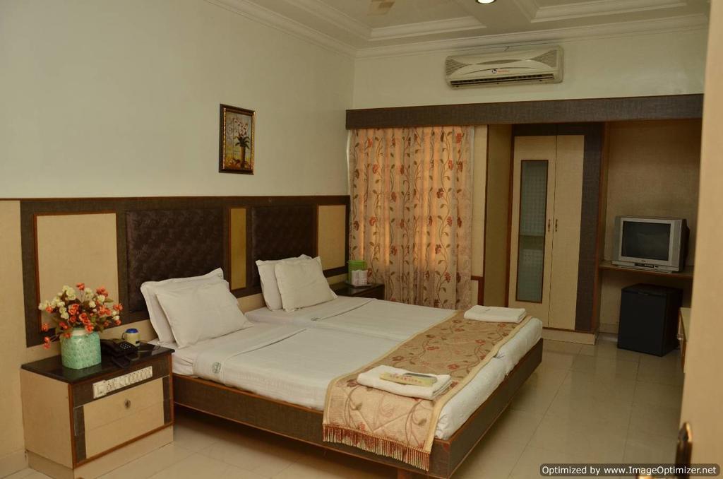 Hotel Aryaas Palayankottai Buitenkant foto