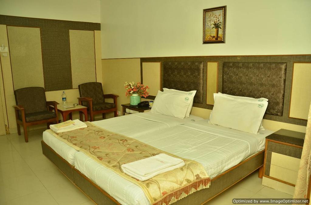 Hotel Aryaas Palayankottai Buitenkant foto