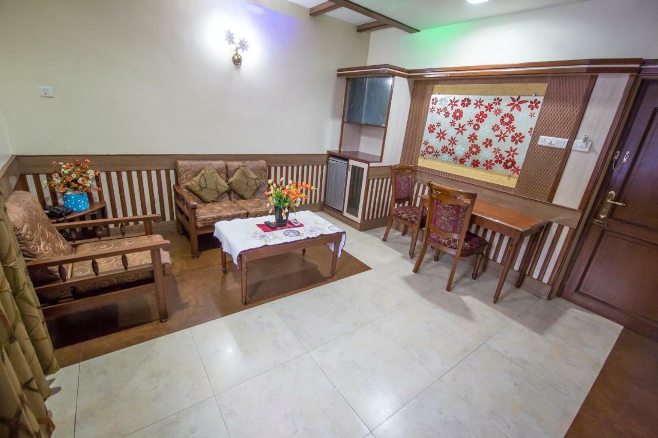 Hotel Aryaas Palayankottai Buitenkant foto