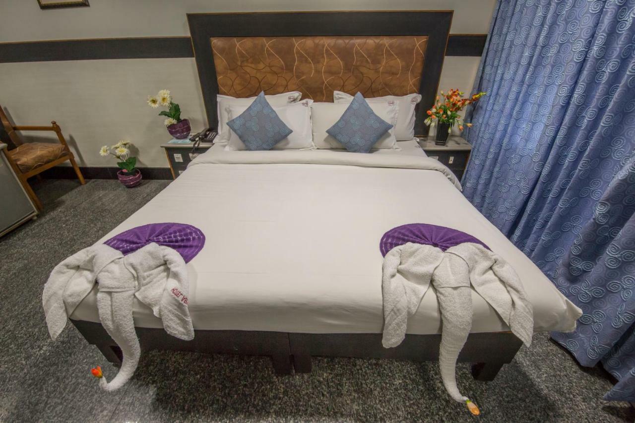 Hotel Aryaas Palayankottai Buitenkant foto